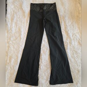 Lululemon Vintage Gator Green Groove Pants. Size 8. GUC.